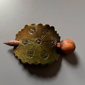Hair Accessory leather and wooden made.
Unique olive brown light and elegant 💚